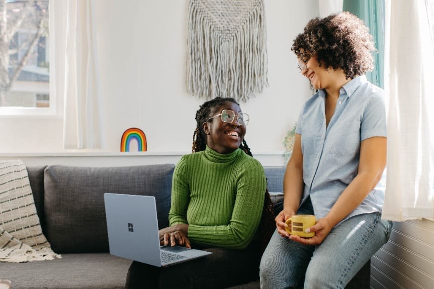 2 vrouwen lachen op de bank